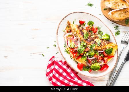 Omelette mit frischem Gemüse - Brokkoli, Tomaten und Paprika. Stockfoto