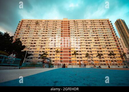 Blick auf ein Wohnhaus mit Swimmingpool in Hongkong Stockfoto