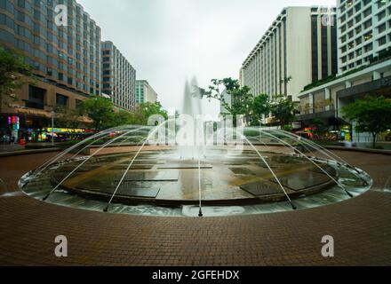 Blick auf den Brunnen und das Südseenzentrum im Centenary Garden des Stadtrats Stockfoto