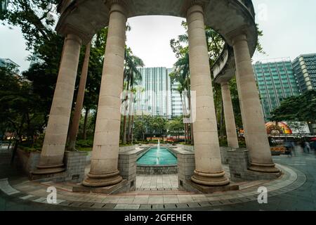 Blick auf Brunnen und Säulen im Centenary Garden des Stadtrates Stockfoto