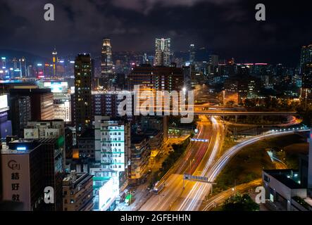 Blick auf das Stadtbild mit nächtlicher Verkehrsbewegung auf der Straße, Hongkong Stockfoto