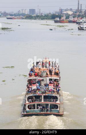 Dhaka, Bangladesch : Menschen, die mit einer überfüllten Passagierfähre anlässlich der Eid al-Adha in ihre Heimat zurückkehren Stockfoto