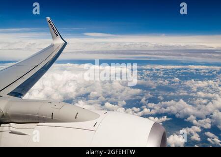 Krakau, Polen. Juli 2021. Ballast auf dem Aeroplanflügel durch das Fenster des Airbus A320 von Ryanair gesehen.der internationale Flughafen Krakau Johannes Paul II. Ist ein internationaler Flughafen in der Nähe von Kraków im Dorf Balice. Es ist der zweitgrößte Flughafen des Landes in Bezug auf das Volumen der Passagiere jährlich bedient. Kredit: SOPA Images Limited/Alamy Live Nachrichten Stockfoto