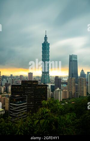 Blick auf das Stadtbild mit Taipei 101 und Taipei Nan Shan Plaza in Taiwan Stockfoto
