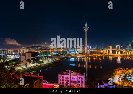 Blick auf das Macau Tower Convention and Entertainment Center bei Nacht, Macao Stockfoto