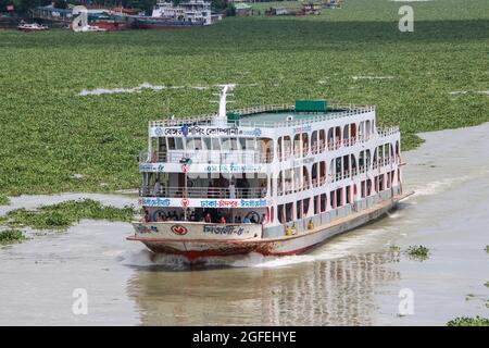 Lokale Passagierfähre, die zum Hafen am Dhaka Fluss zurückkehrt. Die Fähre ist ein sehr wichtiges Kommunikationsmittel mit dem südlichen Teil von Bangladesch Stockfoto