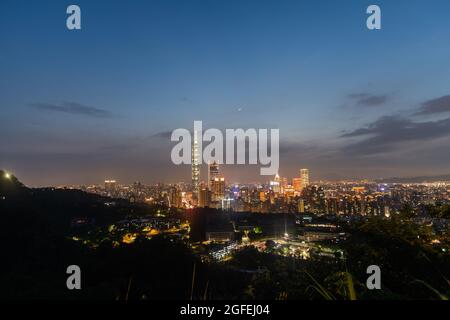 Blick auf die Stadt mit Taipei 101 und Taipei Nan Shan Plaza bei Nacht, Taiwan Stockfoto