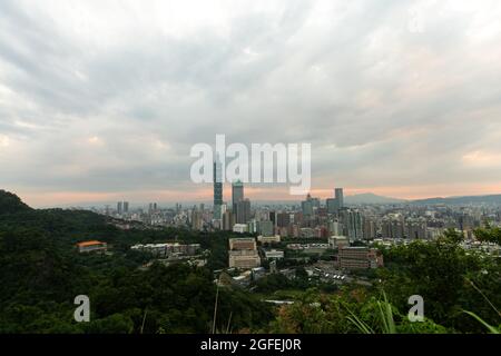 Blick auf das Stadtbild mit Taipei 101 und Taipei Nan Shan Plaza bei Sonnenuntergang, Taiwan Stockfoto