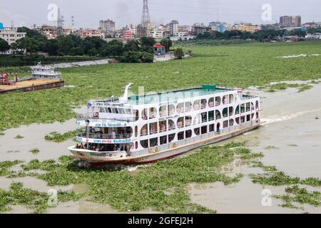 Lokale Passagierfähre, die zum Hafen am Dhaka Fluss zurückkehrt. Die Fähre ist ein sehr wichtiges Kommunikationsmittel mit dem südlichen Teil von Bangladesch Stockfoto