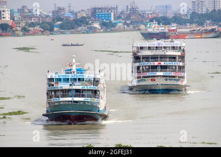 Lokale Passagierfähre, die zum Hafen am Dhaka Fluss zurückkehrt. Die Fähre ist ein sehr wichtiges Kommunikationsmittel mit dem südlichen Teil von Bangladesch Stockfoto