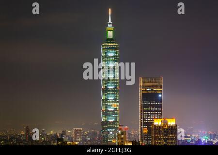 Blick auf Taipei 101 und Taipei Nan Shan Plaza mit modernen Gebäuden in Taiwan Stockfoto