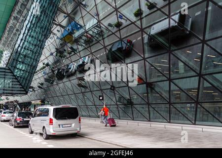 Krakau, Polen. Juli 2021. Gesamtansicht des Hauptterminals.der internationale Flughafen Krakau Johannes Paul II. Ist ein internationaler Flughafen in der Nähe von Krakau, im Dorf Balice. Es ist der zweitgrößte Flughafen des Landes in Bezug auf das Volumen der Passagiere jährlich bedient. (Foto von Filip Radwanski/SOPA Images/Sipa USA) Quelle: SIPA USA/Alamy Live News Stockfoto