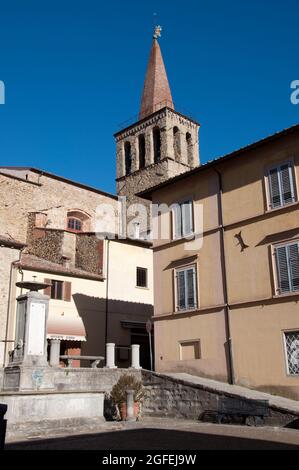 Blick auf die Straße mit Turm der Kirche des heiligen Franziskus, Sansepolcro, Toskana, Italien Stockfoto