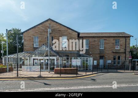 Außenansicht des Bahnhofs Irvine in Irvine, North Ayrshire, Schottland. Der ursprüngliche Bahnhof wurde 1839 eröffnet. Stockfoto