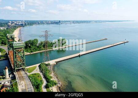 Eine Luftaufnahme des Burlington Ship Canal und des Leuchtturms Stockfoto