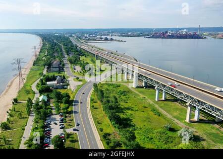 Eine Luftaufnahme des Burlington Skyway mit Verkehr Stockfoto