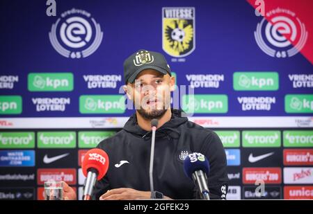 Anderlechts Cheftrainer Vincent Kompany zeigt sich am Mittwoch auf der Pressekonferenz des belgischen Fußballteams RSCA Anderlecht in Arnhem, Niederlande Stockfoto