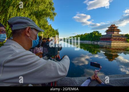 Peking, China. August 2021. Die Menschen fotografieren das Palastmuseum. Das Palastmuseum ist ein Nationalmuseum, das in der Verbotenen Stadt im Zentrum von Peking untergebracht ist. Es wurde 1925 gegründet, nachdem der letzte Kaiser von China aus seinem Palast vertrieben wurde, und öffnete seine Türen für die Öffentlichkeit. (Foto von Sheldon Cooper/SOPA Images/Sipa USA) Quelle: SIPA USA/Alamy Live News Stockfoto