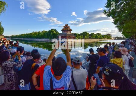 Peking, China. August 2021. Die Menschen fotografieren das Palastmuseum. Das Palastmuseum ist ein Nationalmuseum, das in der Verbotenen Stadt im Zentrum von Peking untergebracht ist. Es wurde 1925 gegründet, nachdem der letzte Kaiser von China aus seinem Palast vertrieben wurde, und öffnete seine Türen für die Öffentlichkeit. (Foto von Sheldon Cooper/SOPA Images/Sipa USA) Quelle: SIPA USA/Alamy Live News Stockfoto