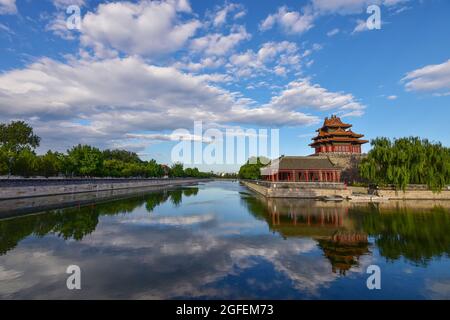 Peking, China. August 2021. Die Landschaft des Turms des Palastmuseums wird von den Menschen in der Nähe genossen. Das Palastmuseum ist ein Nationalmuseum, das in der Verbotenen Stadt im Zentrum von Peking untergebracht ist. Es wurde 1925 gegründet, nachdem der letzte Kaiser von China aus seinem Palast vertrieben wurde, und öffnete seine Türen für die Öffentlichkeit. (Foto von Sheldon Cooper/SOPA Images/Sipa USA) Quelle: SIPA USA/Alamy Live News Stockfoto