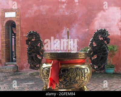 Eine Menge von Weihrauch steckt in den Topf in einem Tempel in Taiwan Stockfoto