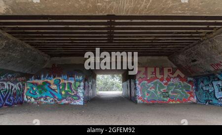 Gun Emplacement bei Battery Davis, einer Artilleriebatterie an der Küste in Fort Funston, San Francisco, Kalifornien, USA. Stockfoto