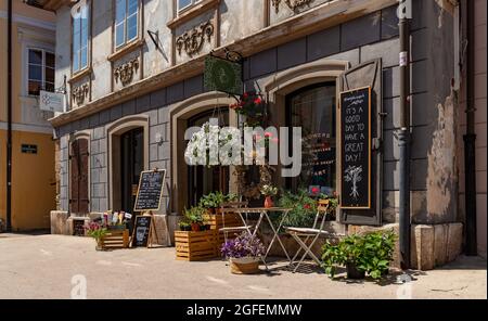 Ein Bild eines gut dekorierten Blumenladens in Škofja Loka. Stockfoto