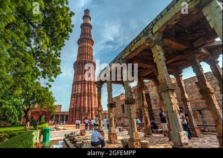 Qutub Minar-Denkmal in Neu-Delhi, Indien. Qutub Minar ist das höchste Minarett Indiens und gehört zum UNESCO-Weltkulturerbe. Stockfoto