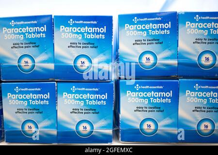 Boxen mit Paracetamol Tabletten zum Verkauf in einem Supermarkt in Großbritannien. Stockfoto