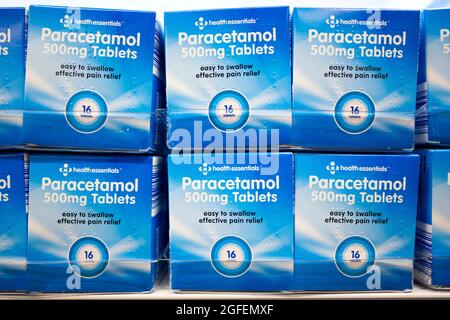 Boxen mit Paracetamol Tabletten zum Verkauf in einem Supermarkt in Großbritannien. Stockfoto