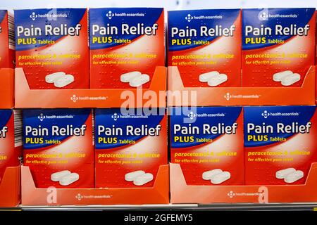 Boxen mit Paracetamol Tabletten zum Verkauf in einem Supermarkt in Großbritannien. Stockfoto