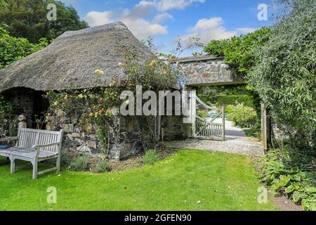 Das Teehaus mit Reetdach in Bonython Estate Gardens, Garden, Helston, Cornwall, England, VEREINIGTES KÖNIGREICH Stockfoto