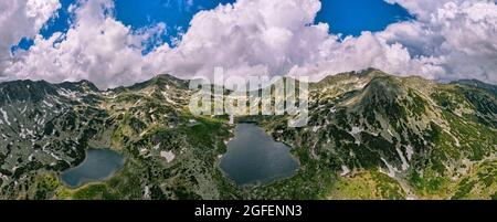 Schöner Blick auf einen Gletschersee in den Bergen unter wolkenbewölkter Luft. Blick auf den Bucura-See in Retezat-Bergen in Rumänien. Stockfoto