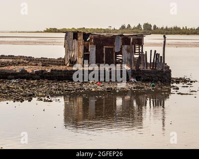 Joal-Fadiouth, Senegal - Januar 2019: Zerstörtes Fischerhaus aus rostigen Wellblechstücken. Stadt Joal-Fadiouth. Eine Gemeinde im Stockfoto