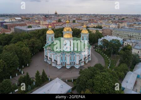 St. Nicholkkathedrale im Stadtbild an einem bewölkten Julimorgen (Luftaufnahme). Sankt Petersburg, Russland Stockfoto