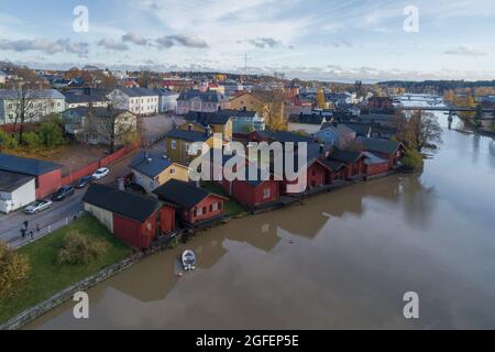 Blick auf das historische Stadtzentrum von Porvoo an einem bewölkten Oktobertag. Finnland Stockfoto