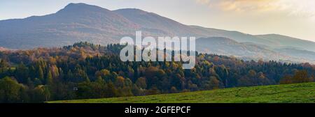 Herbstansicht des Hügels bei Wetlina. Bieszczady, Bieszczady poviat, Polen. Europa, Provinz Podkarpackie, Bieszczady, Karpaten. Stockfoto