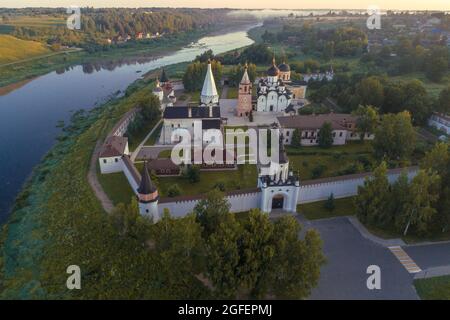 Über den Tempeln des Starizki Klosters der Heiligen Himmelfahrt am frühen Julimorgen. Region Twer, Russland Stockfoto