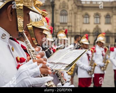 Lima, Peru - 2019. Dezember: Die Wachen des Präsidentenpalastes geben ein Konzert auf der Plaza de Armas, bevor sie die Wachtzeremonie wechseln. South Ame Stockfoto