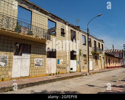 Iquitos, Peru- 14. Dezember 2017: Verfallene Kolonialhäuser mit Keramikfliesen an einer Straße in einer kleinen Stadt mitten im Amazonasdschungel, Stockfoto