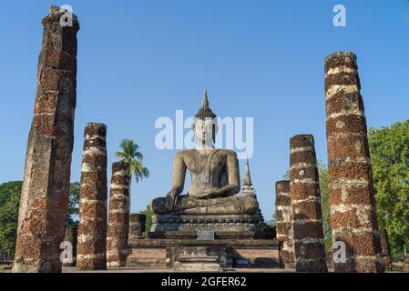 SUKHOTAI, THAILAND - 29. DEZEMBER 2016: Skulptur eines sitzenden Buddha auf den alten Ruinen des buddhistischen Tempels Wat Chana Songkram. Historischer Park Stockfoto