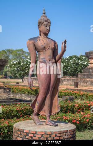 SUKHOTAI, THAILAND - 29. DEZEMBER 2016: Alte Skulptur des Buddha aus nächster Nähe sonniger Tag. Sukhotai Historic Park Stockfoto