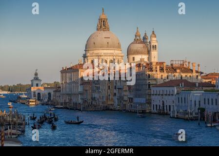 Kuppel der Kathedrale Santa Maria della Salute im Stadtbild an einem sonnigen Septemberabend. Venedig. Italien Stockfoto