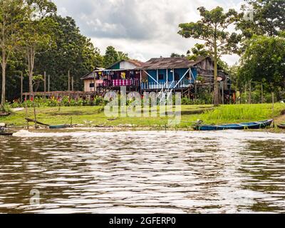 Isla de La Fantasia, Leticia, Kolumbien - Nov 2019: Typische Holzhäuser auf den Stelzen der Fantasy-Insel im kleinen Dorf Amazonas-Regenvorland Stockfoto