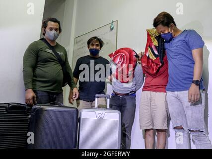 Makassar, Süd-Sulawesi, Indonesien. August 2021. Zwei internationale Drogenhändler wurden von einem Spezialteam der Sulawesi Police Narcotics Unit in einem Hotel in Makassar verhaftet. Die beiden wurden sofort zur Untersuchung in das Polizeihauptquartier Südsulawesi gebracht. Die Polizei konfiszierte drei große Säcke mit 40 kg Methamphetamin und 4,000 Ecstasy-Pillen. (Bild: © Herwin Bahar/ZUMA Press Wire) Stockfoto