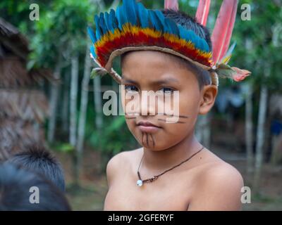 Iquitos, Peru - Dez 2019: Porträt eines Jungen – eines Bewohners Perus. Bora, Nativa Bora Comunidad. Amazonien, Lateinamerika. Stockfoto