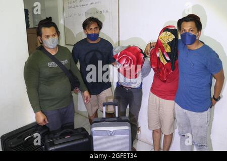 Makassar, Süd-Sulawesi, Indonesien. August 2021. Zwei internationale Drogenhändler wurden von einem Spezialteam der Sulawesi Police Narcotics Unit in einem Hotel in Makassar verhaftet. Die beiden wurden sofort zur Untersuchung in das Polizeihauptquartier Südsulawesi gebracht. Die Polizei konfiszierte drei große Säcke mit 40 kg Methamphetamin und 4,000 Ecstasy-Pillen. (Bild: © Herwin Bahar/ZUMA Press Wire) Stockfoto