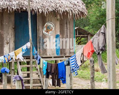 Santa Rita Peru - Sep 2017: Typisches Holzhaus mit einem Dach aus Palmblättern im tropischen Amazonaswald. Am Ufer des Flusses Javari. Java Stockfoto