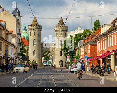 Potsdam, Poczdam, Deutschland - 2020. Aug: Das Nauener Tor ist eines der drei erhaltenen Tore von Potsdam. Beispiel der neugotischen Architektur Stockfoto