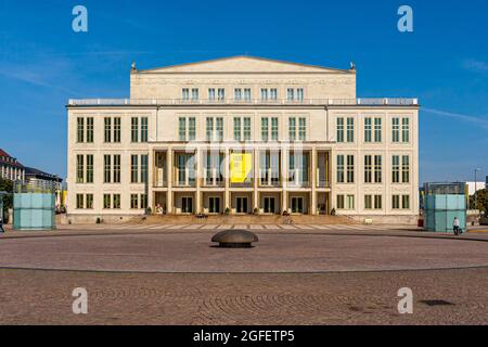 Leipzig, Deutschland: 26. September 2011: Blick auf das im neoklassizistischen Stil erbaute leipziger Opernhaus am Augustusplatz Stockfoto